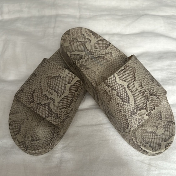 Reptile Pattern Slide Sandals - Picture 2 of 7